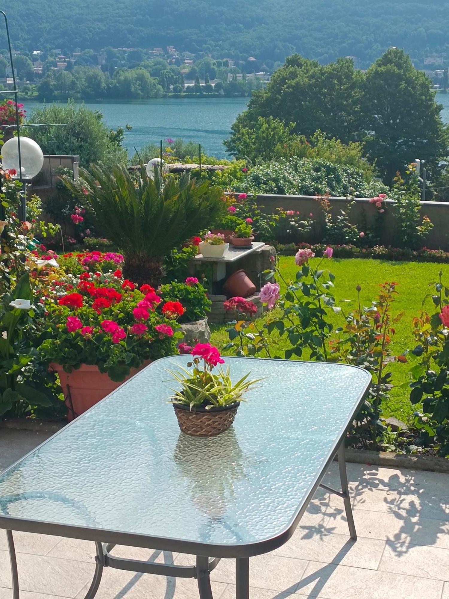 Le Rose Sul Lago Pescate Eksteriør billede